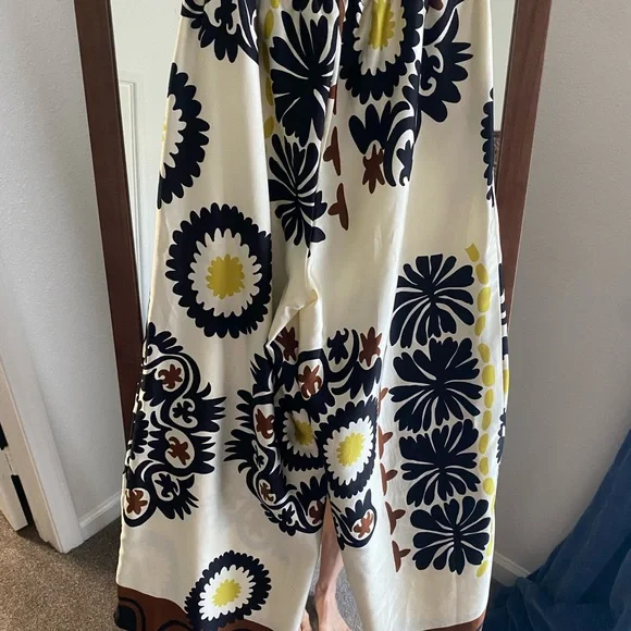 MELLODAY Black and Yellow Floral SET. Includes blouse and pants. - Picture 5 of 7